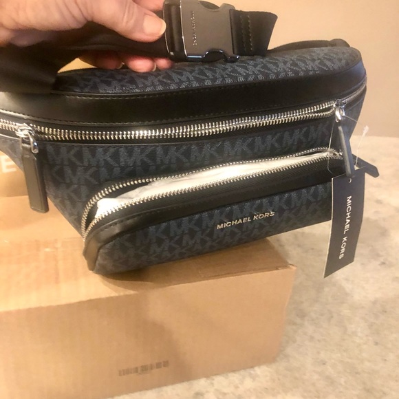 Micheal Kors Large Fanny Pack - Picture 8 of 10